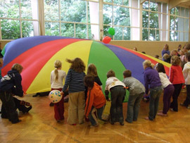 Kinder mit buntem Fallschirm